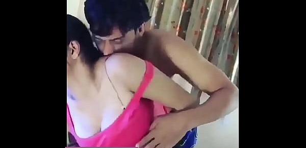  Desi Couple Romance MMS leaked !
